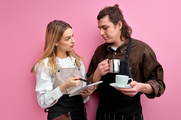 Dos jóvenes estudiantes trabajan como camareros, conversan durante el trabajo