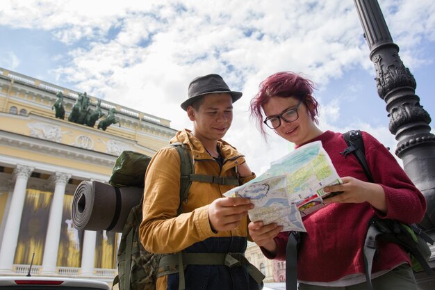 Foto dos jóvenes excursionistas están mirando el mapa foto de teleobjetivo