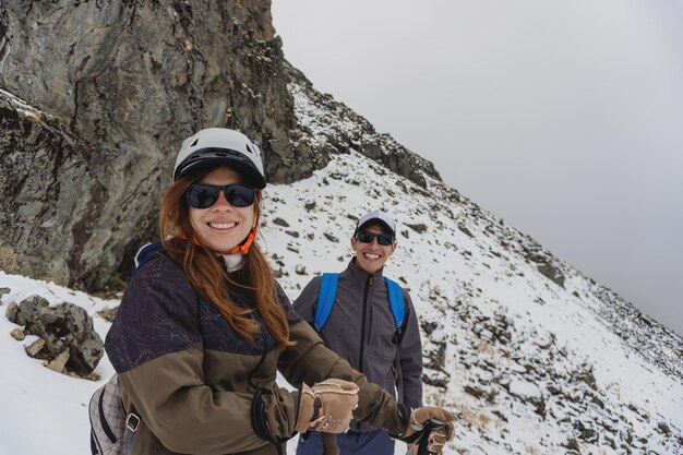 Dos jóvenes excursionistas en el paisaje del volcán iztaccihuatl