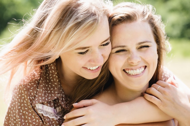 Dos jóvenes hermosas chicas alegres, primer plano