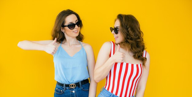 Dos jóvenes hermosas chicas hipster rubias sonrientes en ropa de verano de moda Mujeres sexy despreocupadas