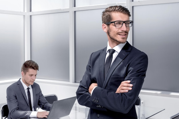 Dos jóvenes hombres de negocios aislados en la oficina