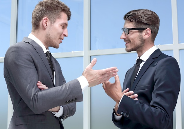 Dos jóvenes hombres de negocios aislados en la oficina