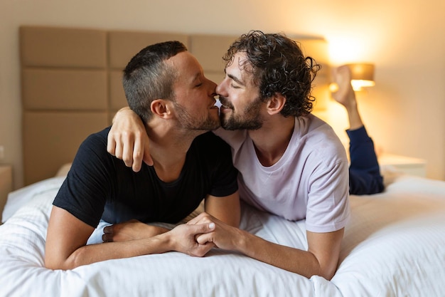 Dos jóvenes lgbtq pareja gay saliendo enamorados abrazándose disfrutando de un momento íntimo tierno y sensual juntos besándose con los ojos cerrados