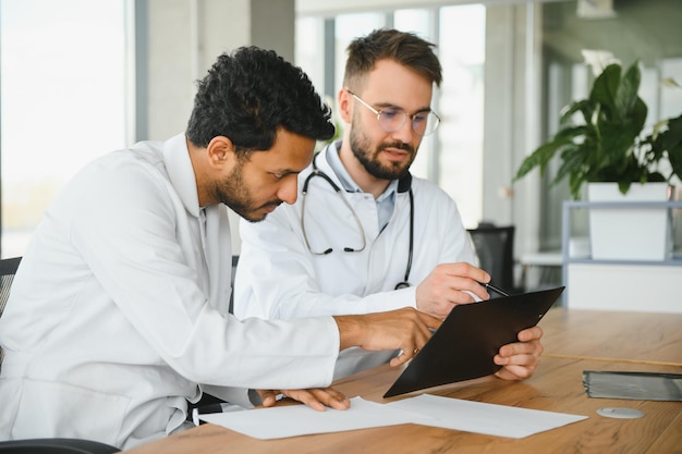 Dos jóvenes médicos masculinos en la clínica.