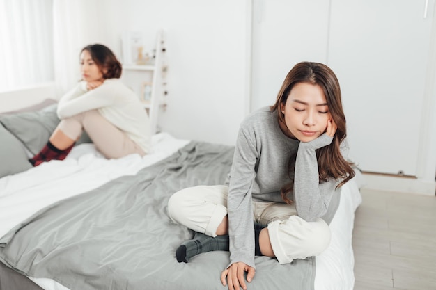 Dos jóvenes mujeres aisan peleando en casa