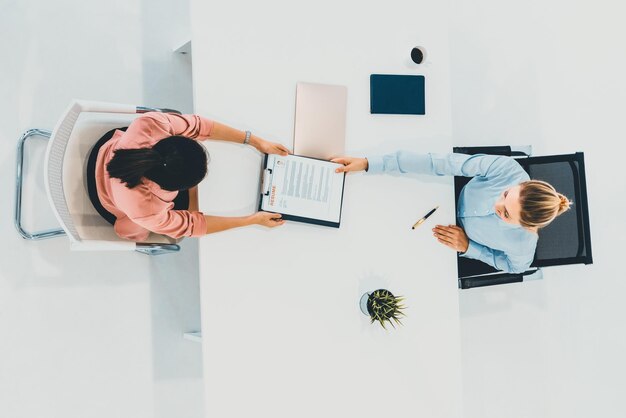 Dos jóvenes mujeres de negocios se reúnen para una entrevista.