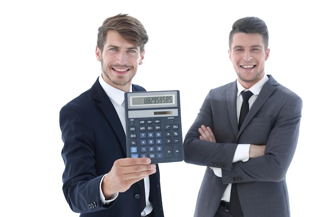 Dos jóvenes sosteniendo una calculadora y un fondo blanco sonriente detrás