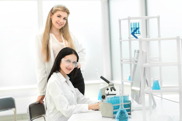 Dos jóvenes trabajadores de laboratorio en su lugar de trabajo.