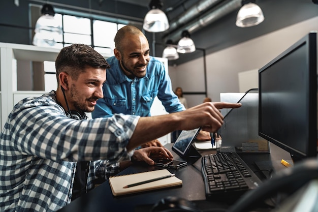 Dos jóvenes trabajando juntos en un nuevo proyecto de negocios en la oficina