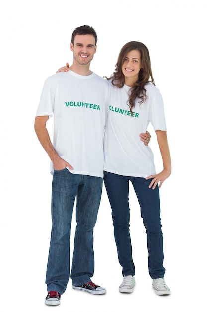 Foto dos jóvenes vistiendo camisetas voluntarias