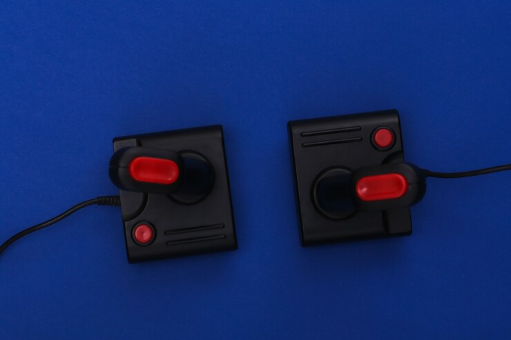 Foto dos joysticks retro sobre fondo azul clásico. juegos retro. color 2020. vista superior.