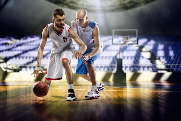 Dos jugadores de baloncesto en una cancha con el número 5 en la camiseta.