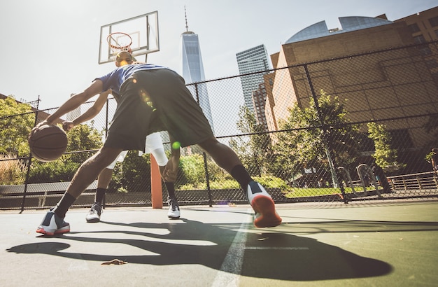 Foto dos jugadores de baloncesto dando vueltas y divirtiéndose