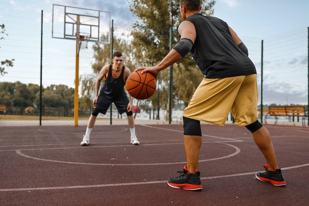 Dos jugadores de baloncesto resuelven tácticas al aire libre