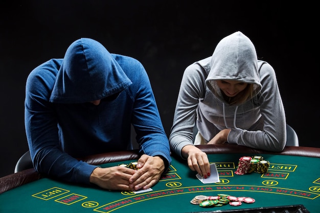 Dos jugadores de póquer profesionales sentados en una mesa
