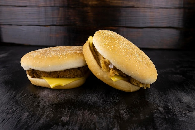 Dos jugosas y deliciosas hamburguesas con queso con chuleta de pollo