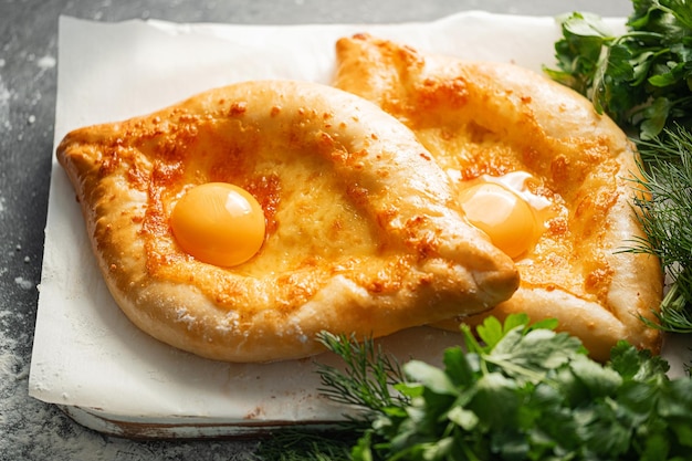 Dos khachapuri de Adjarian en estilo georgiano clásico tradicional