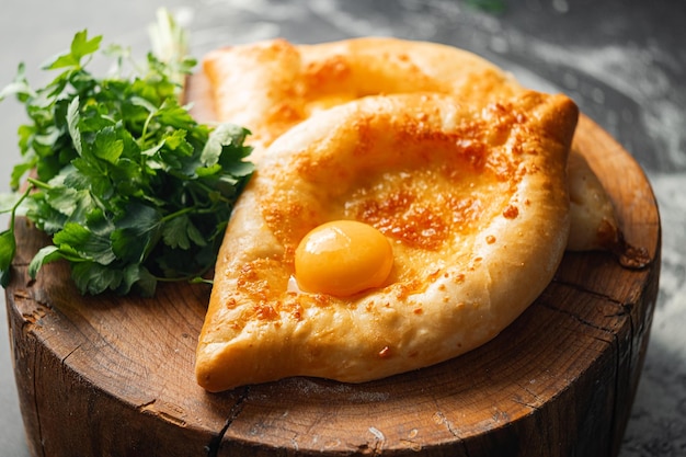 Dos khachapuri de Adjarian en estilo georgiano clásico tradicional