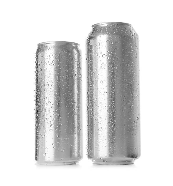Dos latas de aluminio sobre fondo blanco.