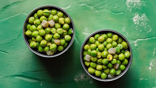 Foto dos latas de guisantes verdes cocidos