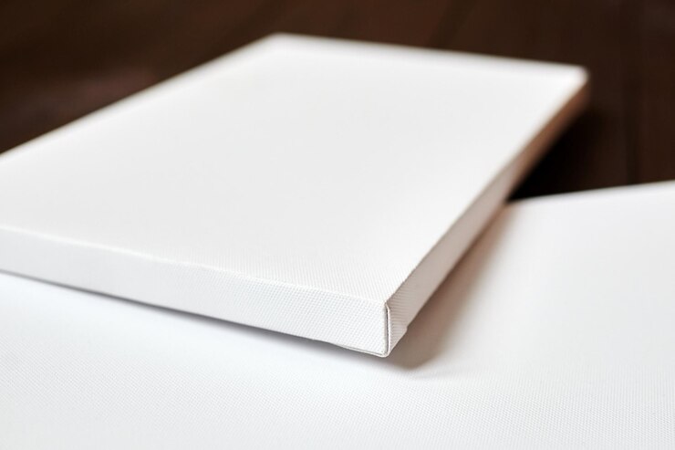 Dos lienzos blancos en blanco sobre fondo de madera marrón Mockup