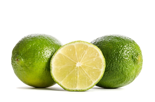 Dos limones con la mitad de un jugoso limón aislado