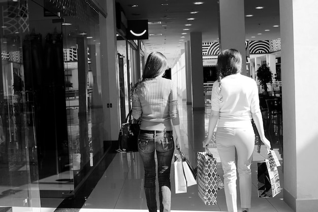 Dos lindas chicas van de compras al centro comercial