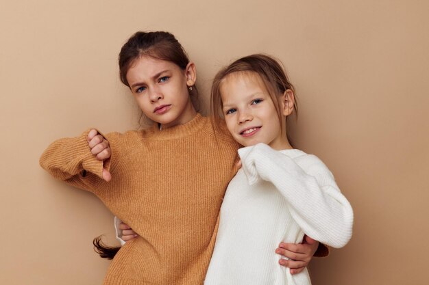 Dos lindas niñas abrazan amistad infancia posando