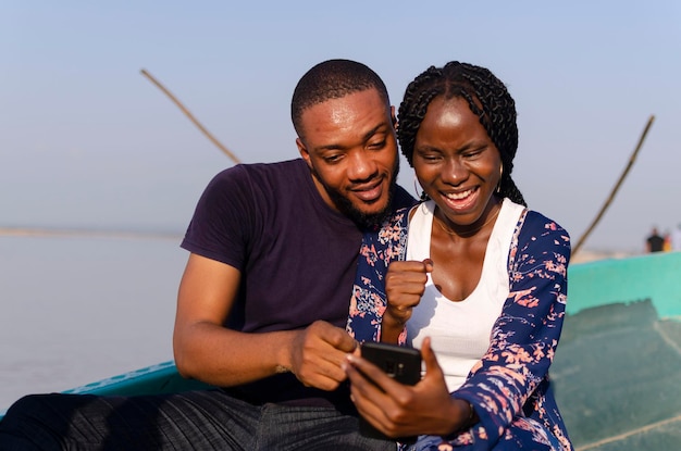 Dos lindos estudiantes africanos emocionados por lo que vieron en su celular