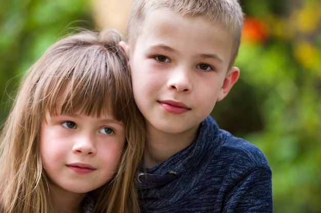 Dos lindos hermanos de niños rubios