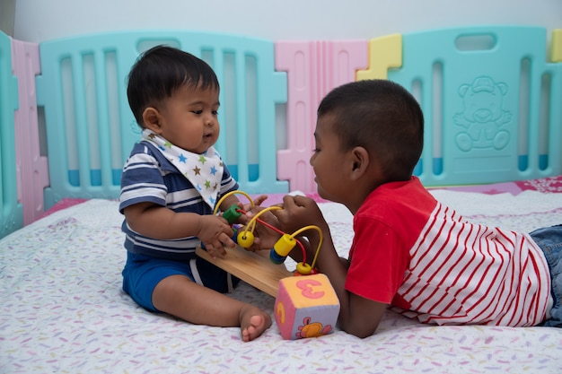 Foto dos lindos niño pequeño juegan en la habitación