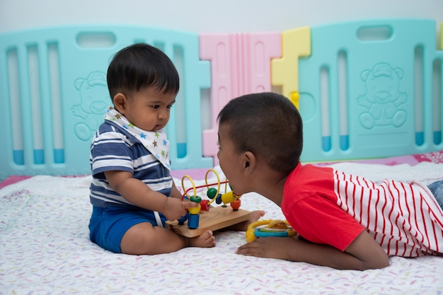 Foto dos lindos niño pequeño juegan en la habitación