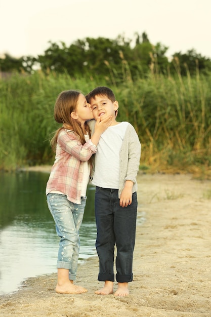 Dos lindos niños relajándose en la playa