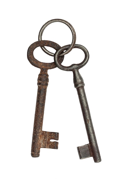 Dos llaves antiguas vintage aisladas sobre fondo blanco