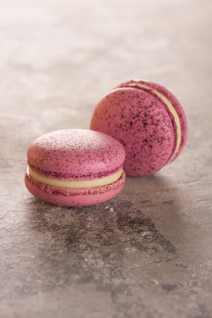 Dos macarons en una mesa gris