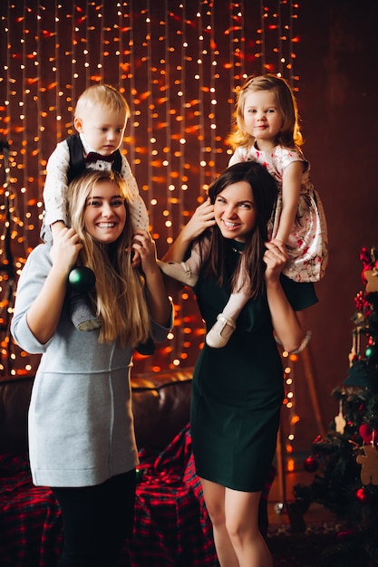 Dos madres sentadas con niños lindos