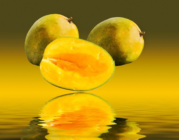 Dos mangos y un mango cortado reflejando