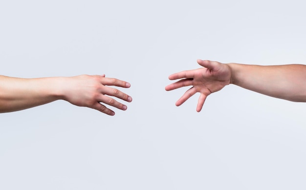 Dos manos ayudando al brazo de un amigo trabajo en equipo Concepto de mano amiga y apoyo del día internacional de la paz Primer plano Mano amiga extendida brazo aislado salvación Primer plano mano de ayuda