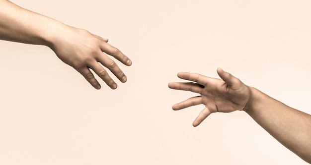 Dos manos ayudando al brazo de un amigo trabajo en equipo Concepto de mano amiga y apoyo del día internacional de la paz Primer plano Mano amiga extendida brazo aislado salvación Primer plano mano de ayuda