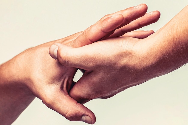 Dos manos ayudando al brazo de un amigo trabajo en equipo Gesto de ayuda de rescate o manos Cerrar la mano de ayuda