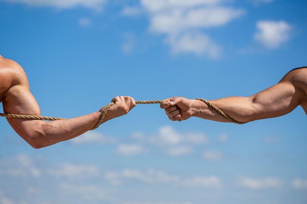 Dos manos ayudando mano brazo amistad cuerda de cuerda mano sosteniendo una cuerda escalando