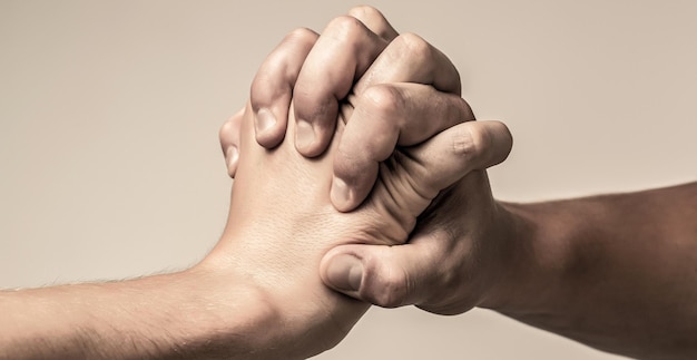 Dos manos brazo aislado mano amiga de un amigo Saludo amistoso de amigos de apretón de manos