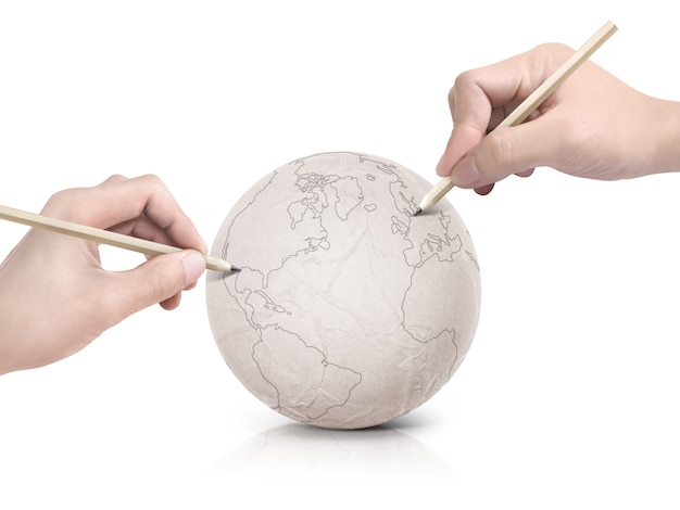 Dos manos dibujando mapas en globo de papel