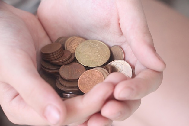 Dos manos llenas de monedas Concepto de ahorro o dinero de bolsillo para niños