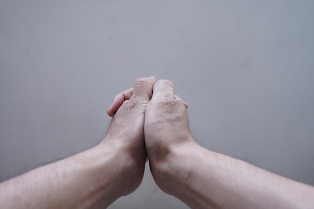dos manos con una sostenida por la otra