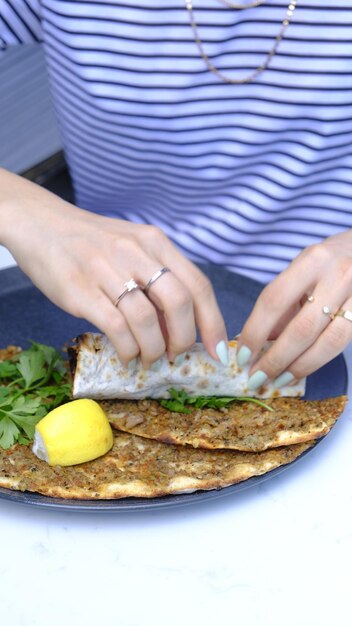 Foto dos manos sosteniendo un taco que dice la palabra en él