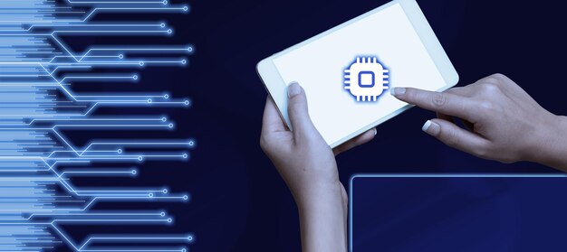 Dos manos sosteniendo el teléfono móvil y presionando la pantalla el teléfono móvil presentando nuevas tecnologías futuristas las palmas cargando el teléfono móvil mostrando ideas virtuales innovadoras tardías