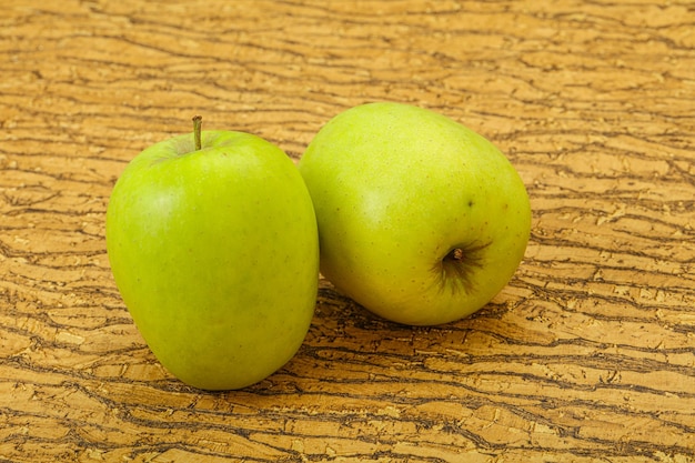 Dos manzanas dulces verdes maduras