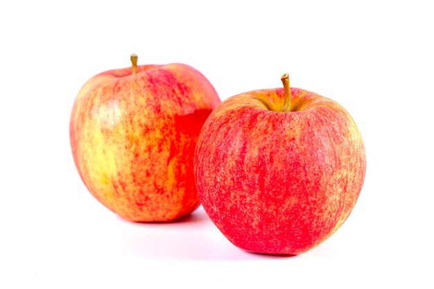 Dos manzanas rojas aisladas sobre fondo blanco fruta fresca